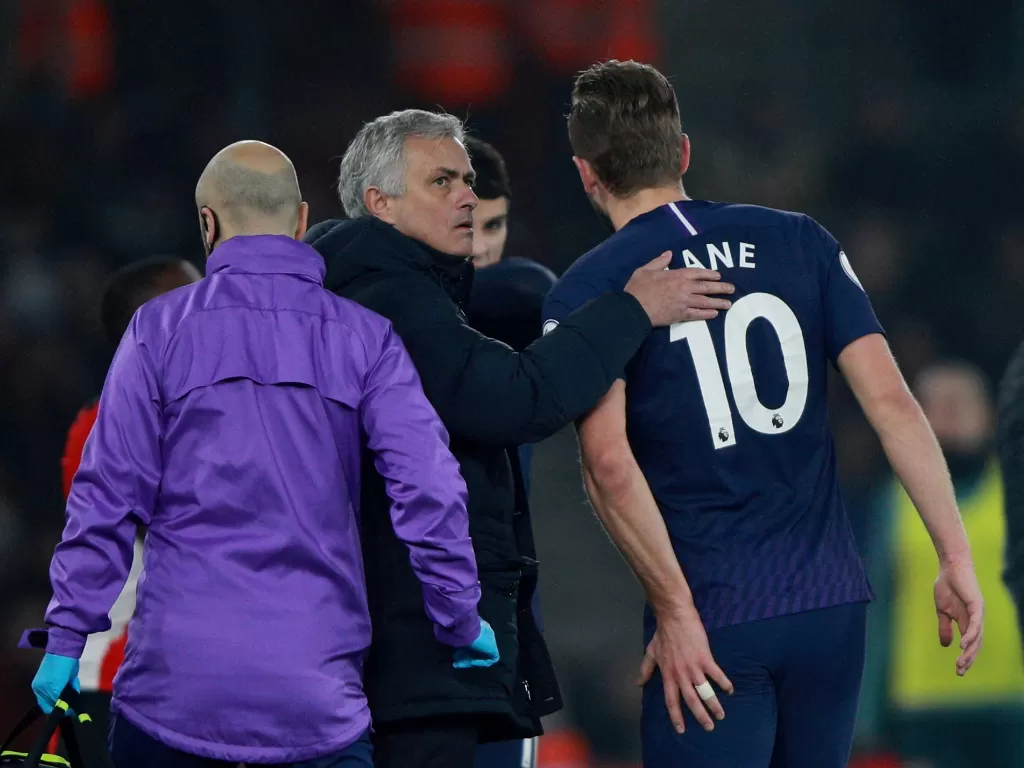 Harry Kane dibopong oleh Jose Mourinho saat keluar lapangan ketika mengalami masalah pada kakinya dalam pertandingan Tottenham Hotspur melawan Southampton pada Rabu (1/1). (REUTERS/Ian Walton)