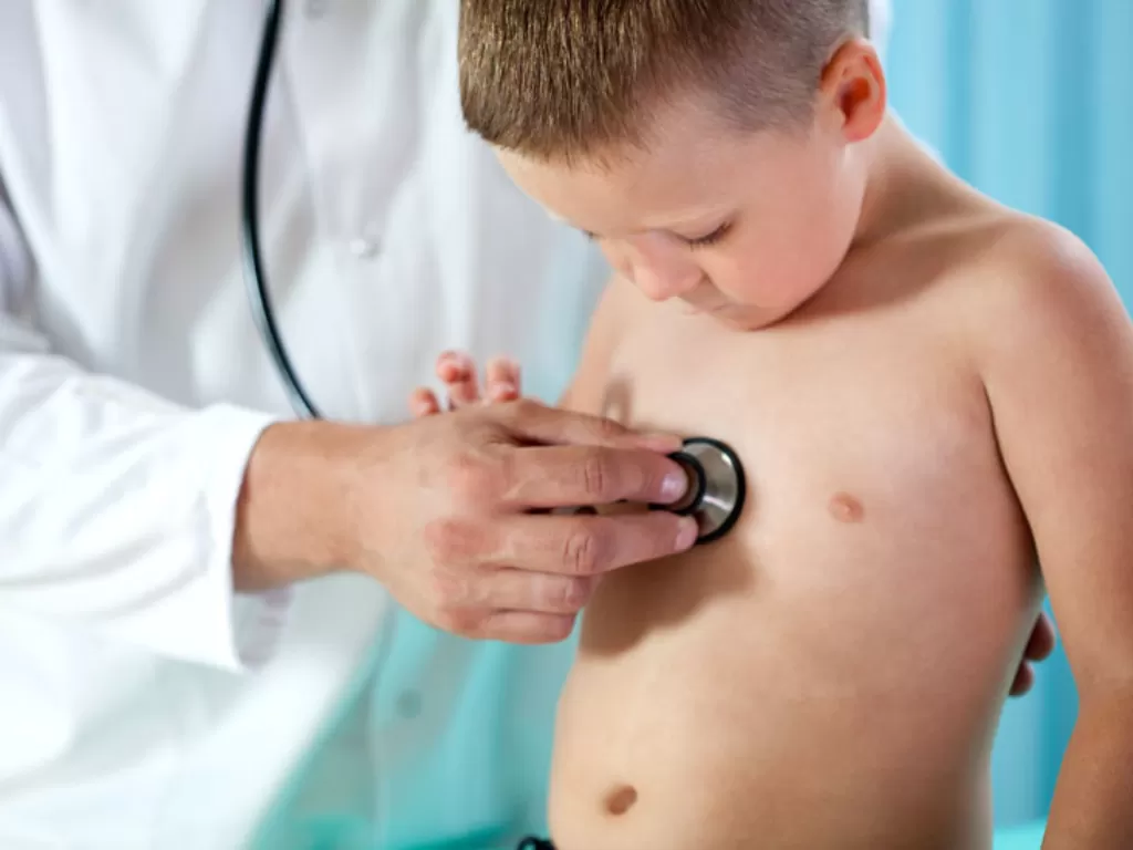 ilustrasi dokter sedang memerika kesehatan anak (healthline.com)