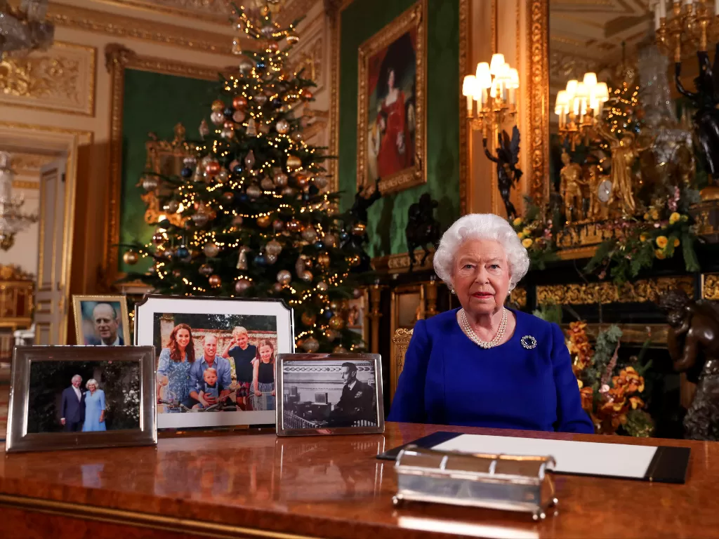 Ratu Elizabeth dari Inggris berpose setelah merekam ucapan Hari Natal di Kastil Windsor, Berkshire, Inggris, dalam foto tidak bertanggal yang disiarkan Selasa (24/12/2019). (Photo/REUTERS/Steve Parsons)