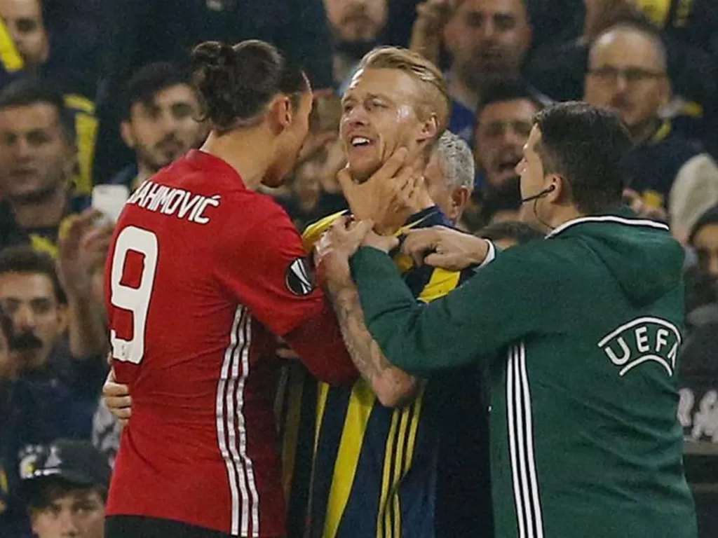 Zlatan Ibrahimovic mencekik Simon Kjaer ketika MU vs Fenerbache. (Reuters/Andrew Boyers)
