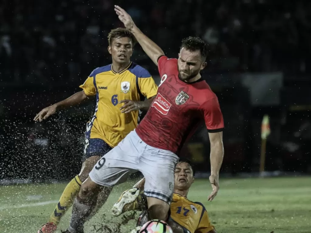 Striker Bali United, Ilija Spasojevic ketika menghadapi hadangan dua pemain Tampines Rovers. (Instagram/@baliunitedfc)