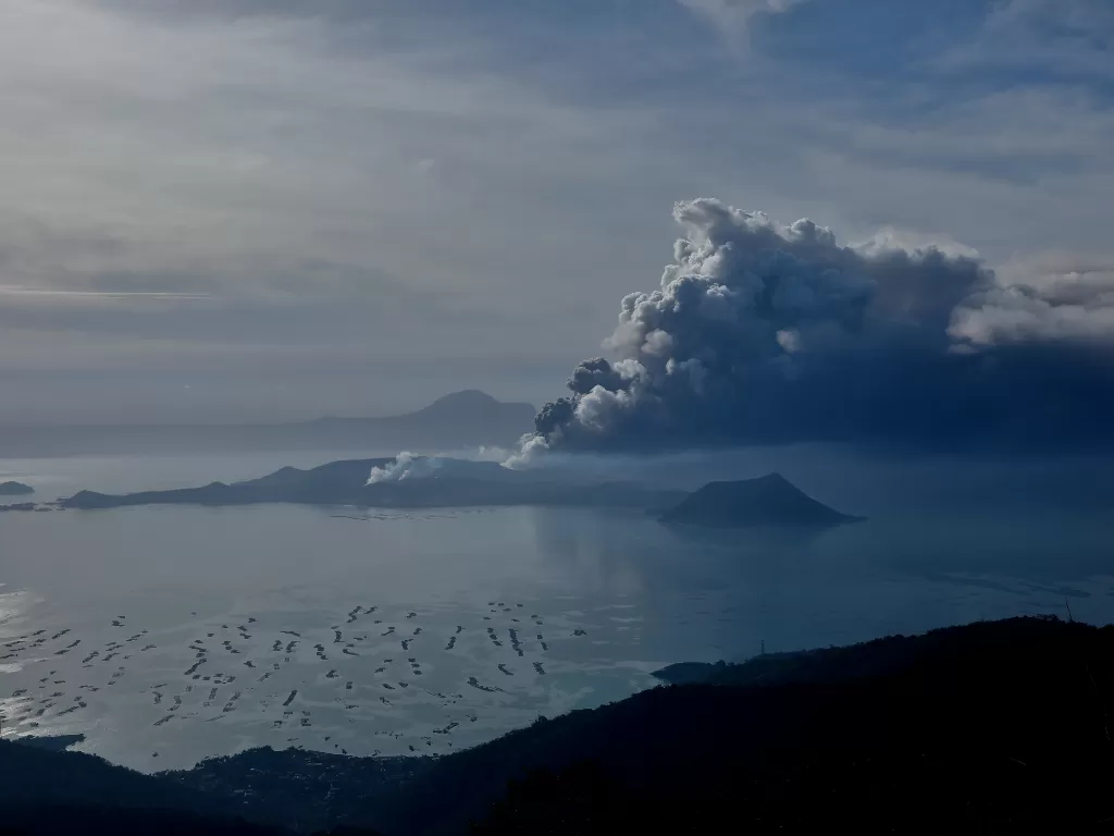 Gunung Berapi Taal memuntahkan awan panas pada Senin (13/1). (REUTERS/Eloisa Lopez)