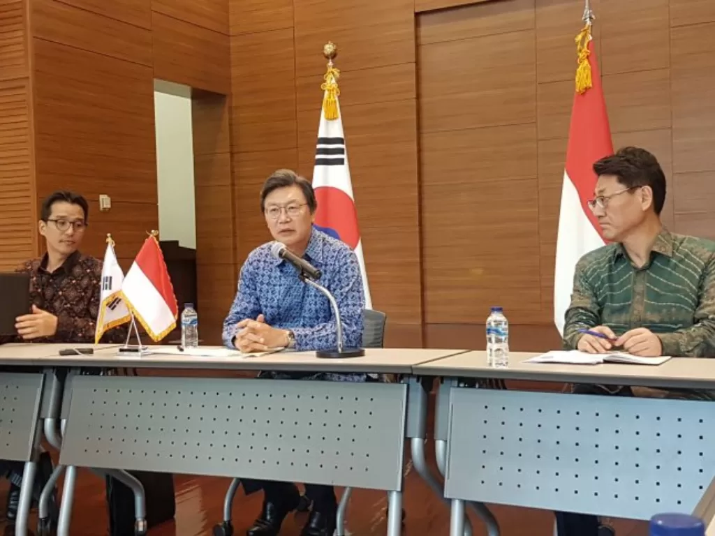  Duta Besar Korea Selatan untuk Indonesia Kim Chang-beom (kedua kiri) menyampaikan taklimat media di Jakarta, Selasa (14/1/2020). (photo/ANTARA/Yashinta Difa)