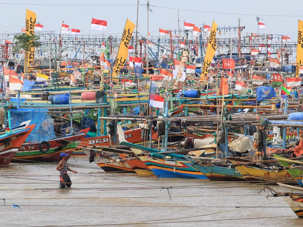 Nelayan berada di sekitar perahu mereka yang bersandar di pantai Dadap, Indramayu, Jawa Barat, Jumat (3/1/2020). Sejak dua pekan terakhir nelayan di daerah tersebut tidak melaut (Ilustrasi/ANTARA/Dedhez Anggara)