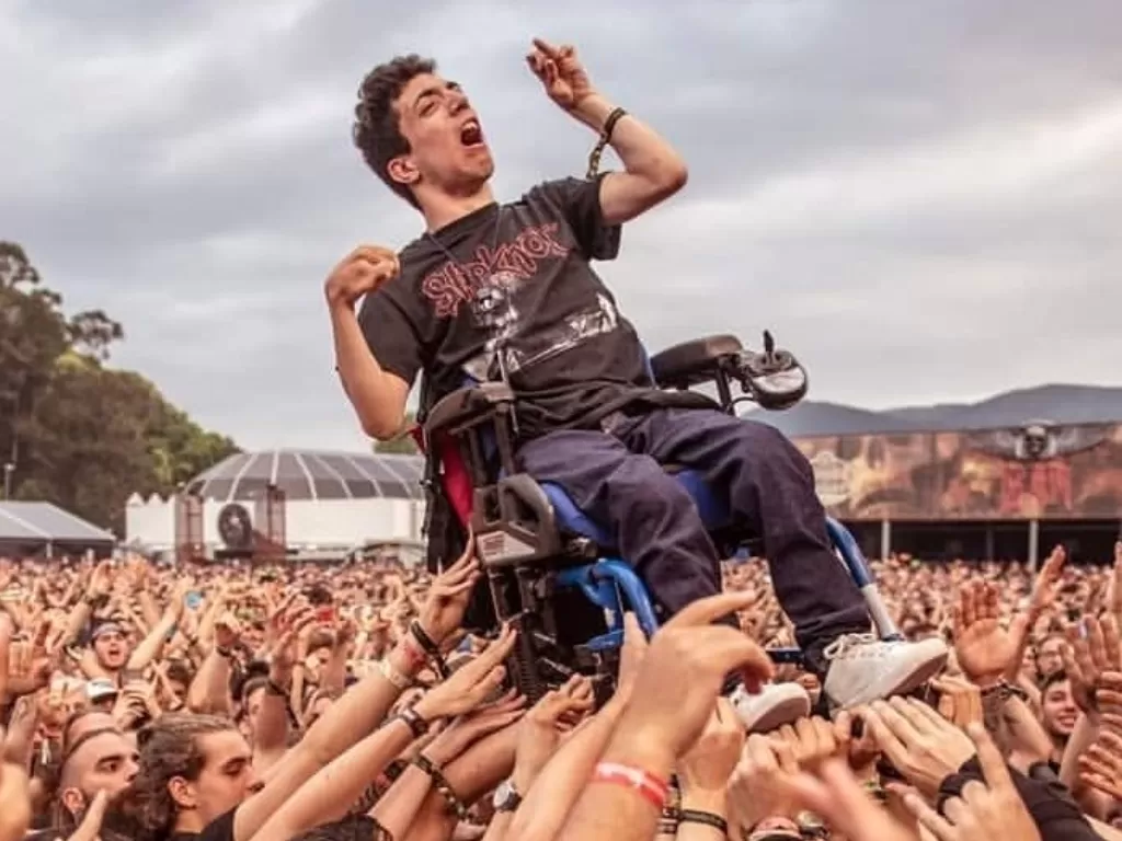 Alex Dominguez seorang penyandang disabilitas. (photo/Twitter/@archenemymetal)