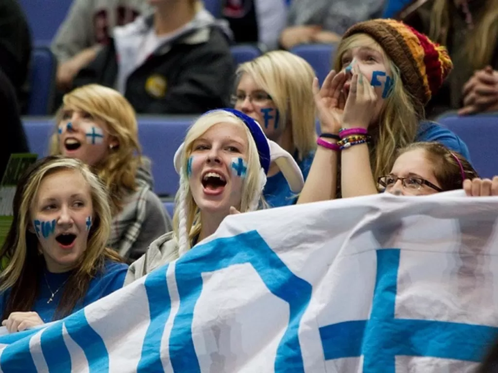 Ilustrasi warga Finlandia yang bahagia (baklol.com)