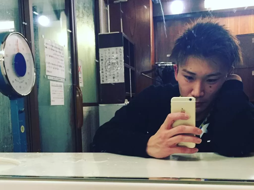 Pebulutangkis Jepang, Kento Momota, dikabarkan terus membaik. (Instagram/@momota_kento)