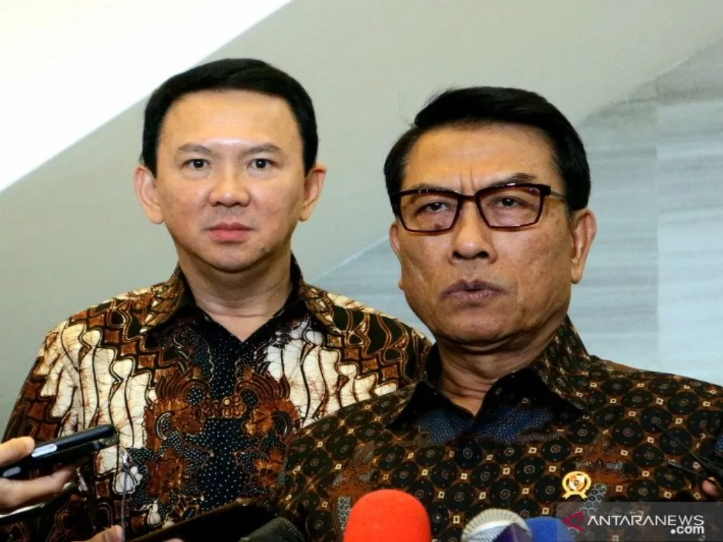 Kepala Staf Kepresidenan Moeldoko (kanan) bersama Komisaris Utama PT Pertamina Basuki Tjahaja Purnama (kiri) usai melakukan pertemuan di Gedung Bina Graha, Jakarta pada Selasa (14/1/2020). (ANTARA / Bayu Prasetyo)