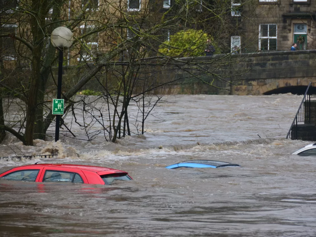 Ilustrasi mobil yang terendam banjir. (Unsplash/Chris Gallagher)