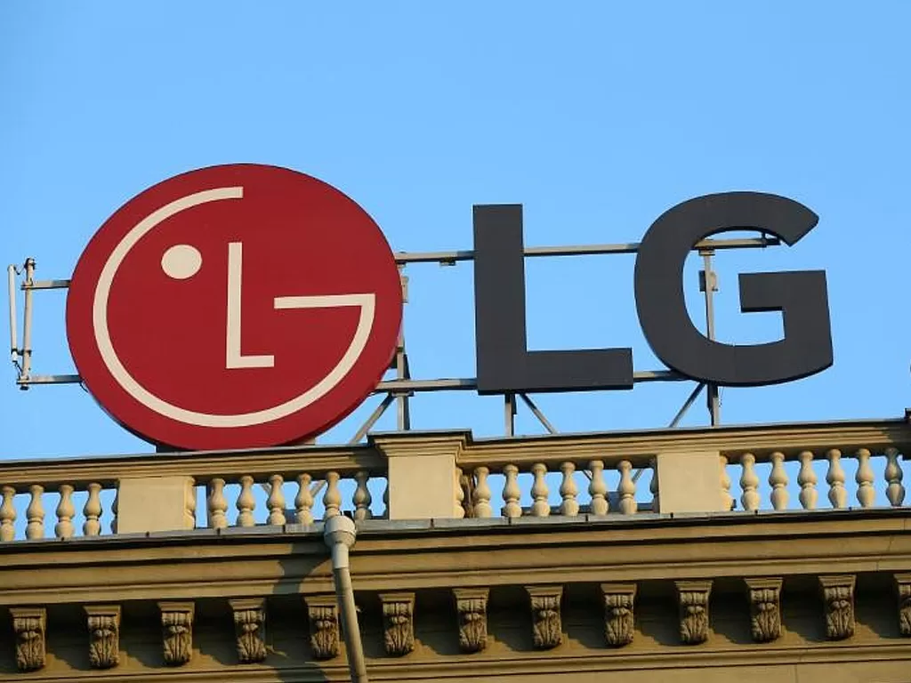 Logo LG di sebuah bangunan (photo/REUTERS/Vasily Fedosenko)