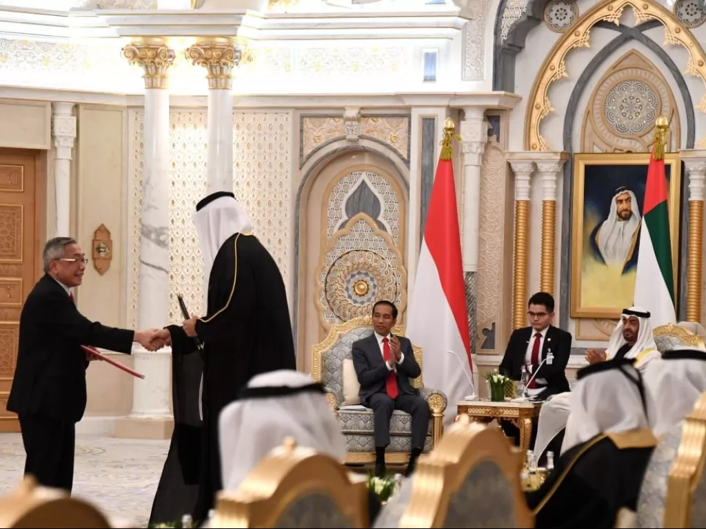 Presiden Jokowi dan Sheikh Mohammed Bin Zayed menyaksikan persetujuan kerjasama antara Menteri ESDM Arifin Tasrif dengan mitra kerjanya, usai pertemuan bilateral di Istana Qasr Al Watan, Abu Dhabi, UEA, Minggu (2/1). (Foto: BPMI Setpres).