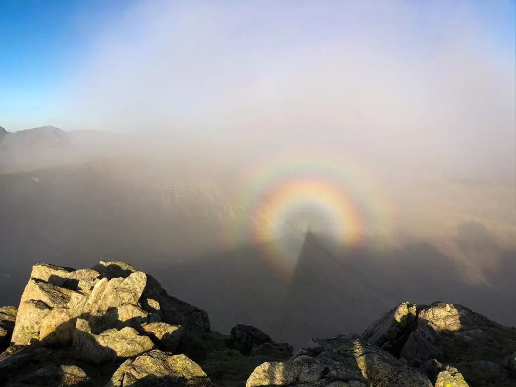Fenomena Brocken spectre yang dipotret oleh seorang pendaki bernama Adrian Conchie. (Instagram/adrianconchie)