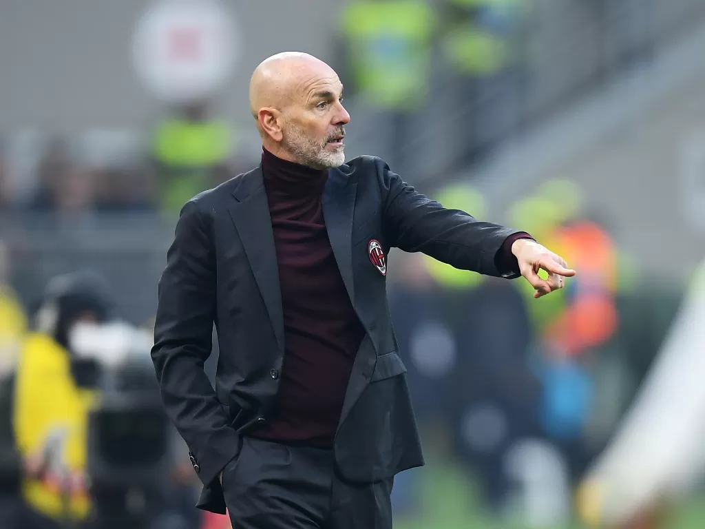 Pelatih AC Milan, Stefano Pioli sedang memberikan arahan kepada pemainnya. (REUTERS/Daniele Mascolo)