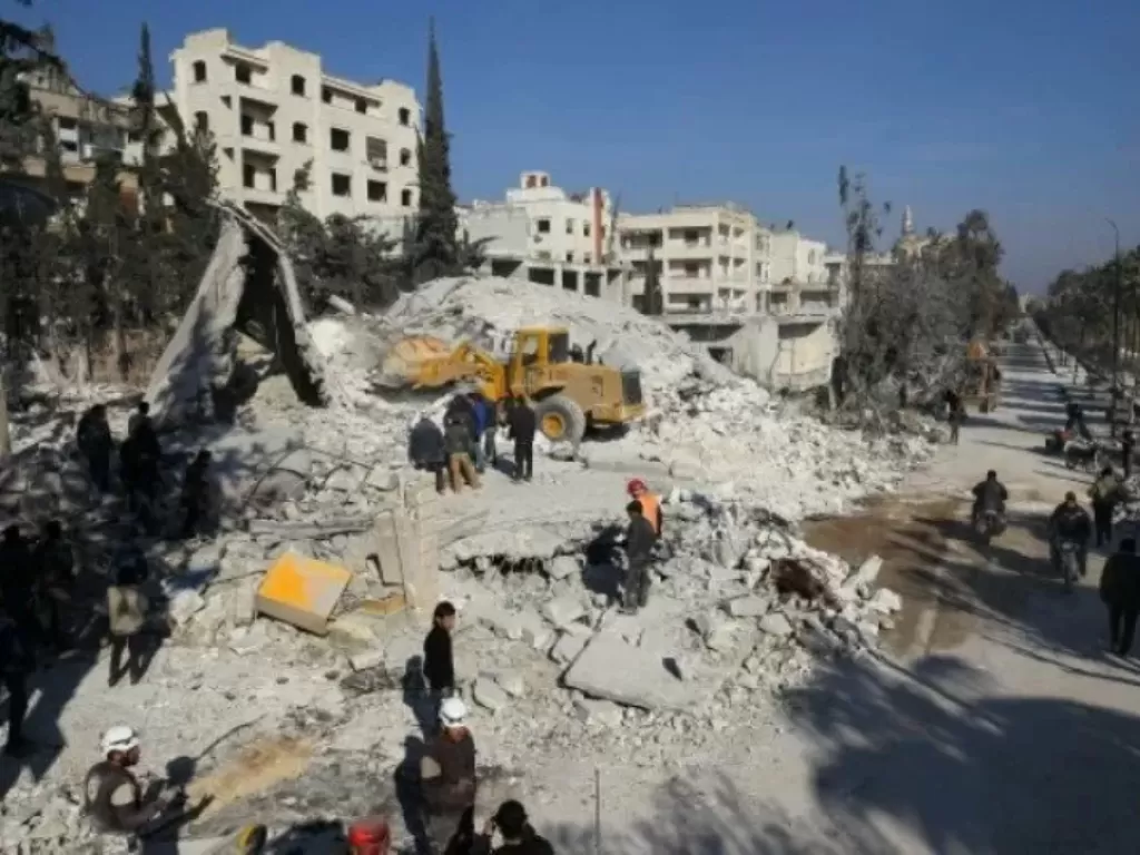 File photo. Warga memeriksa kerusakan di sebuah lokasi yang terkena serangan udara di kota yang dikuasai pemberontak Idlib, Suriah, Selasa (7/2/2017). (photo/REUTERS/Ammar Abdullah)