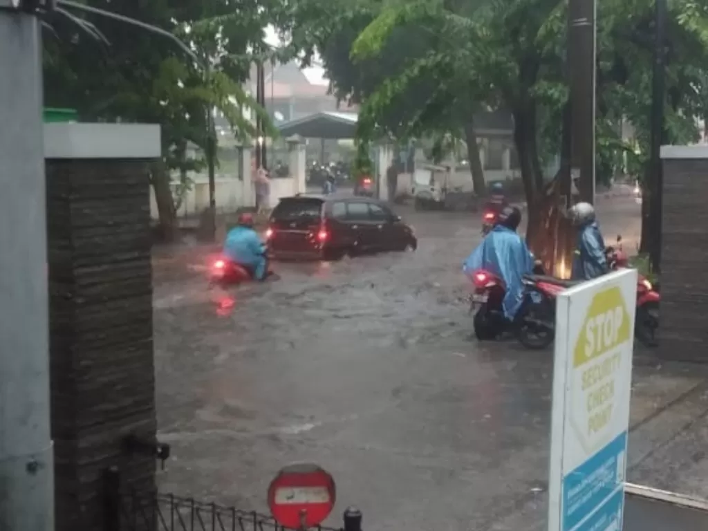 Hujan deras mengakibatkan banjir di beberapa titik di Surabaya. (Twitter/@mannard77)