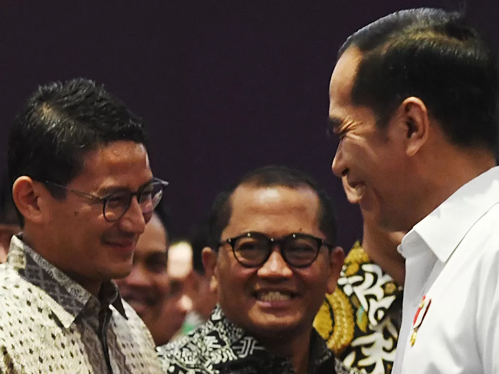 Presiden Joko Widodo (kanan) berbincang dengan mantan Ketua Umum HIPMI Sandiaga Uno (kiri) dalam acara pelantikan BPP HIPMI periode 2019-2022 di Jakarta, Rabu (15/1/2020). (ANTARA FOTO/Akbar Nugroho Gumay)