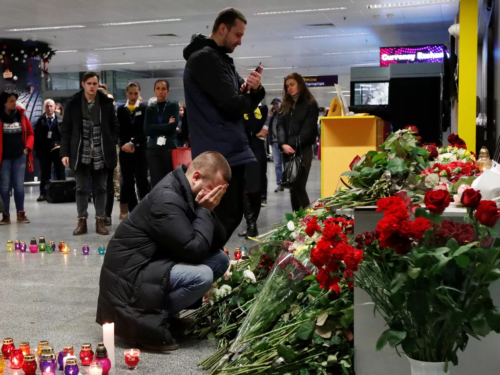 Kesedihan keluarga korban Ukraine International Airlines Boeing 737-800  (REUTERS/Valentyn Ogirenko)