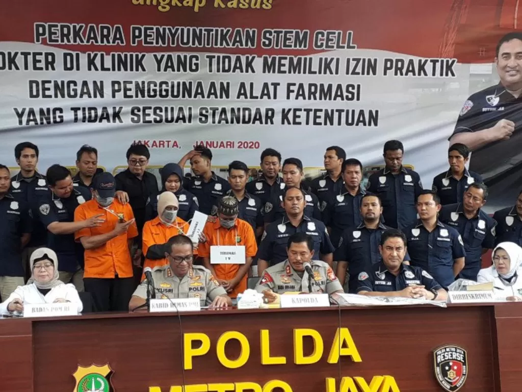Polda Metro Jaya menggelar konferensi pers pengungkapan klinik layanan terapi stem cell (sel punca) tanpa izin kawasan Kemang, Jakarta Selatan. (ANTARA/Fianda Rassat)