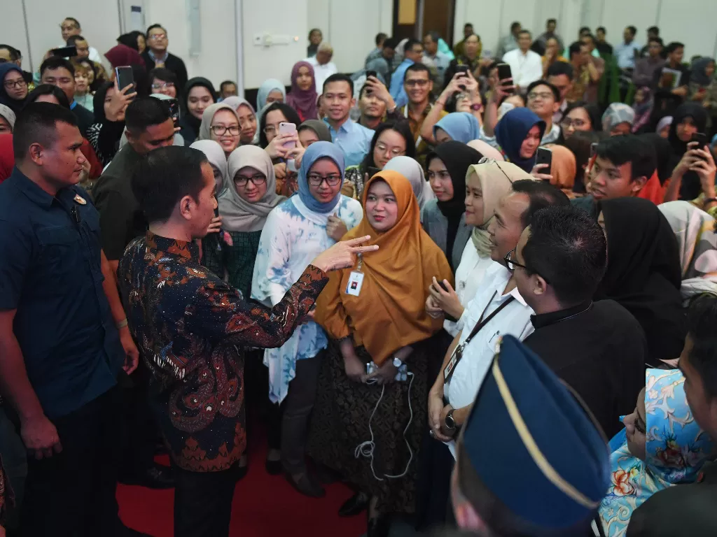  Presiden Joko Widodo (kedua kiri) berbincang dengan peserta Integrated Digital Work (IDW) saat meninjau pelaksanaan kegiatan tersebut di Jakarta, Kamis (16/1/2020). (ANTARA FOTO/Akbar Nugroho Gumay)