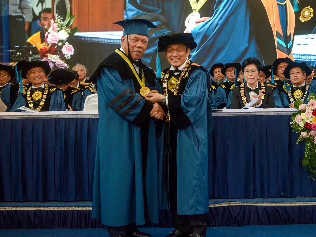 Menteri Pekerjaan Umum dan Perumahan Rakyat (PUPR) Basuki Hadimuljono (kiri) menerima medali dari Rektor ITB Kadarsah Suryadi (kanan) saat penganugerahan Doktor Kehormatan atau Honoris Causa di Gedung Aula Barat ITB, Bandung, Jawa Barat, Kamis (16/1/2020)