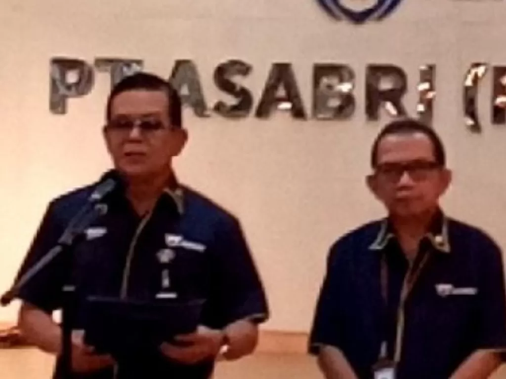 Direktur Utama Asabri Sonny Widjaja (kiri) saat menyampaikan keterangan dalam konferensi pers di Jakarta, Kamis (16/1/2020) (ANTARA/Aji Cakti)