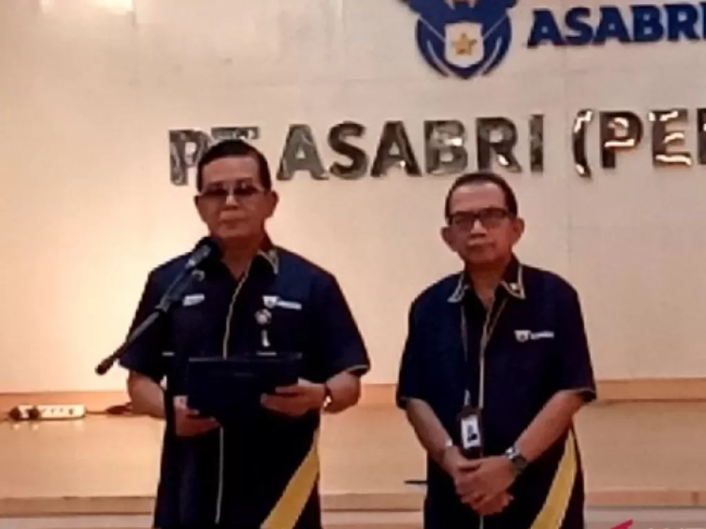 Direktur Utama Asabri Sonny Widjaja (kiri) saat menyampaikan keterangan dalam konferensi pers di Jakarta, Kamis (16/1/2020). (ANTARA/Aji Cakti)
