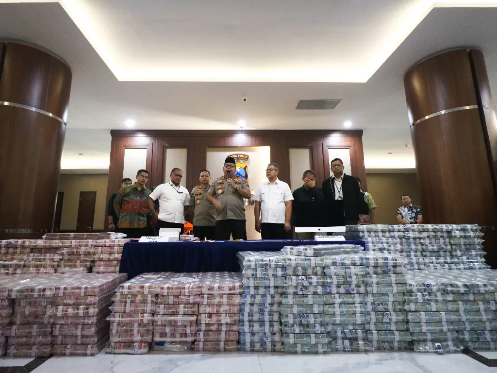 Barang bukti uang saat ungkap kasus investasi ilegal di Polda Jawa Timur, Surabaya, Jawa Timur, Jumat (10/1/2020). (ANTARA/Didik Suhartono)