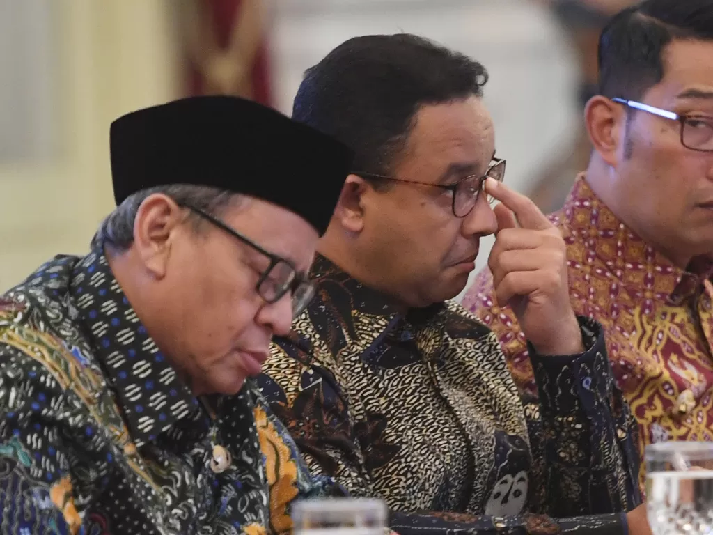 Gubernur DKI Jakarta Anies Baswedan (tengah) bersama Gubernur Banten Wahidin Halim (kiri) dan Gubernur Jawa Barat Ridwan Kamil (kanan) mengikuti rapat pencegahan dan penanganan banjir di istana (ANTARA/Akbar Nugroho Gumay)