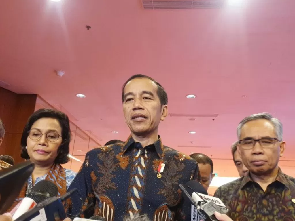 Presiden Joko Widodo usai menghadiri acara Pertemuan Tahunan Industri Jasa Keuangan Tahun 2020 di Grand Ballroom, Hotel Ritz Carlton, Pacific Place, Jakarta pada Kamis (16/1/2020). (ANTARA / Bayu Prasetyo)