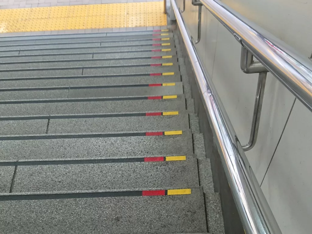 Garis merah dan kuning yang mudah dijumpai di Jepang (Twitter/@a0s4u0k2a1)