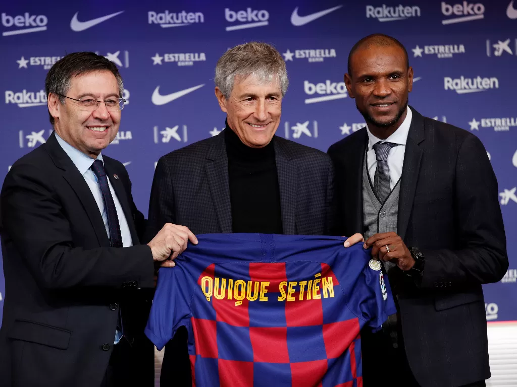 Manajemen Barcelona saat memperkenalkan Setien sebagai pelatih baru menggantikan Ernesto Valverde. (REUTERS/Albert Gea)