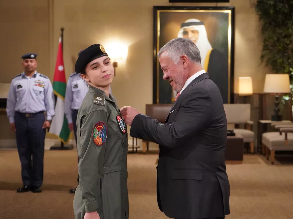 Raja Abdullah menyematkan lencana kepada Putri Salma (Twitter/@ARoyalAgency)