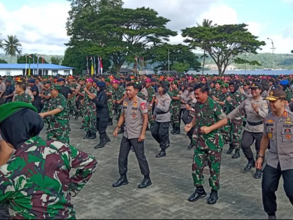 Panglima TNI Marsekal TNI Hadi Tjahjanto dan Kapolri Jenderal Pol. Idham Azis menari bersama prajurit di Lantamal IX Ambon, Maluku, Jumat (17-1-2020). (ANTARA/Fathur Rochman)