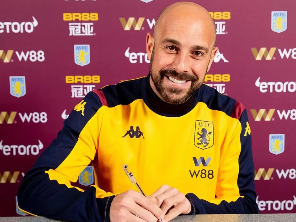 Pepe Reina tanda tangan kontrak bersama Aston Villa. (Instagram/preinaofficial)