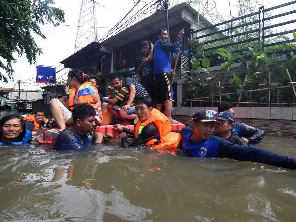 Petugas mengevakuasi korban banjir di Jalan Pulo Nangka, Daan Mogot, Jakarta Barat (ANTARA FOTO/Indrianto Eko Suwarso)