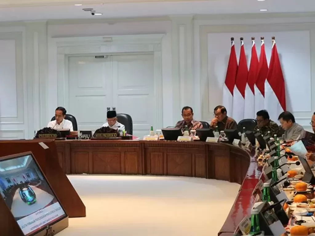 Presiden Joko Widodo memimpin rapat terbatas dengan topik 