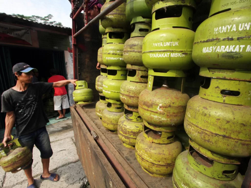ekerja mendistribusikan gas subsidi 3 kg. (ANTARA FOTO/Yulius Satria Wijaya)