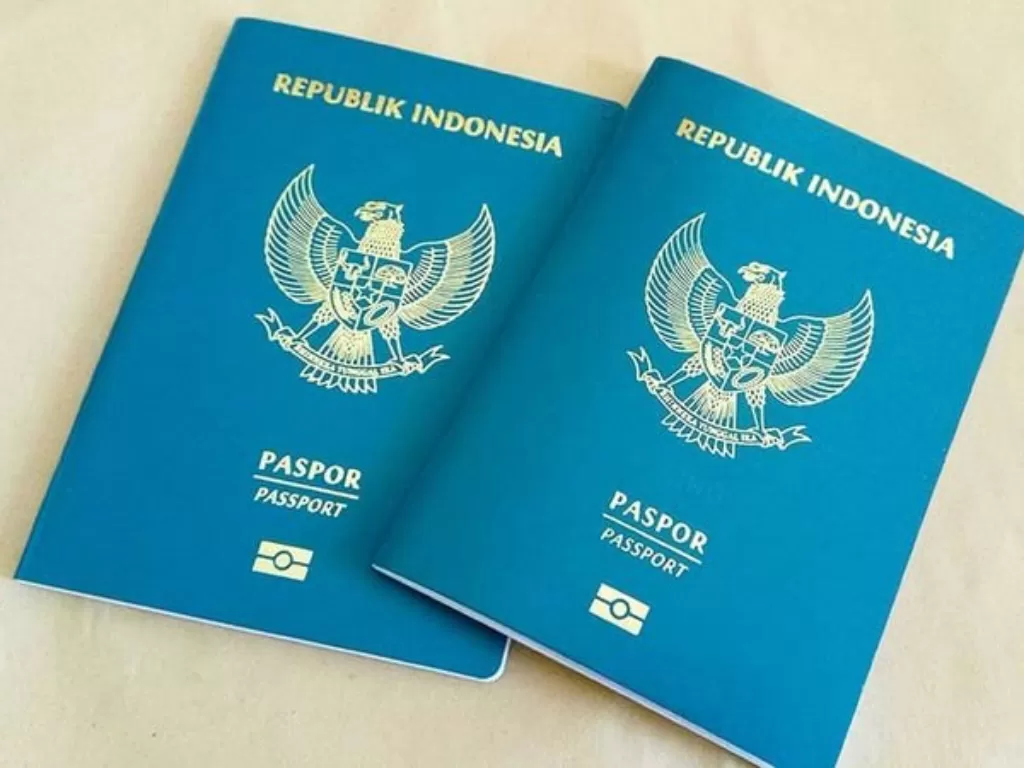 Paspor elektronik Indonesia dengan tanda chip biometrik. (blog.pergi.com)