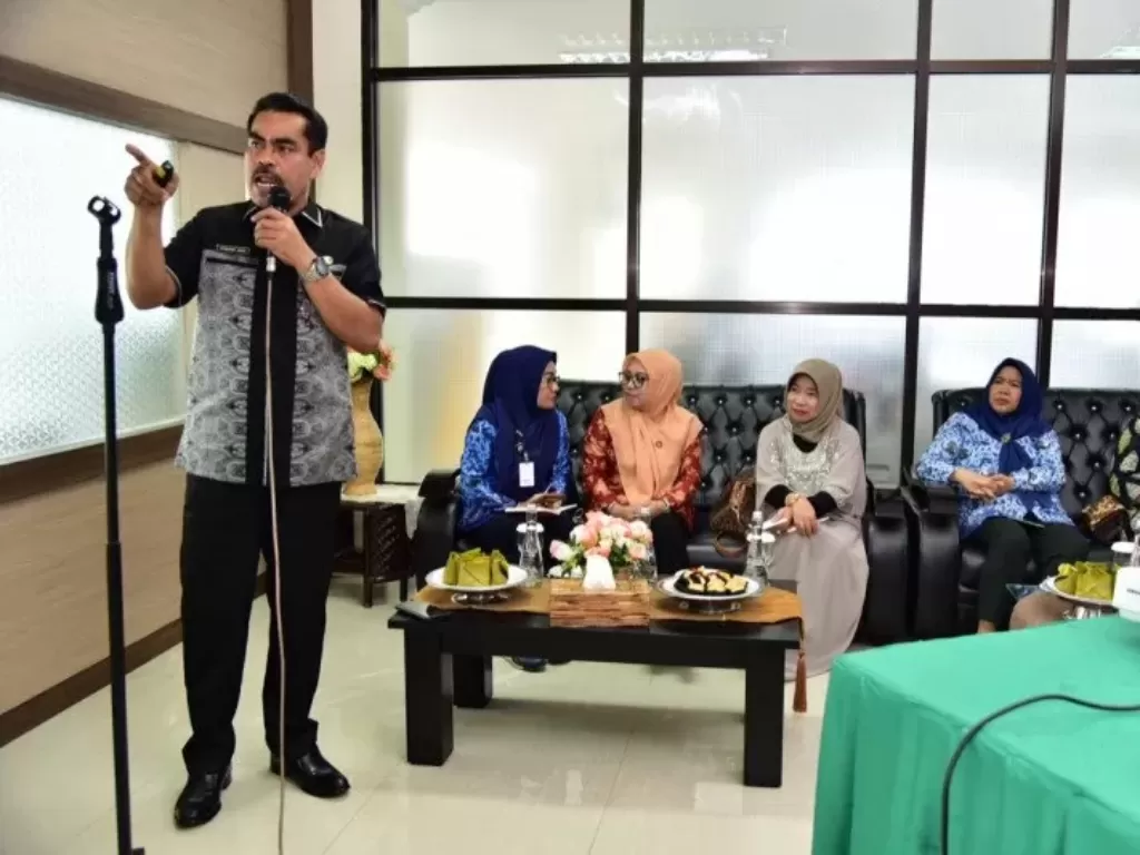 Kepala Dinas Perindustrian Sulsel Ahmadi Akil menjelaskan potensi sutera Sulsel di Makassar, Jumat,(17/1). (photo/dok.Humas Pemprov Sulsel)