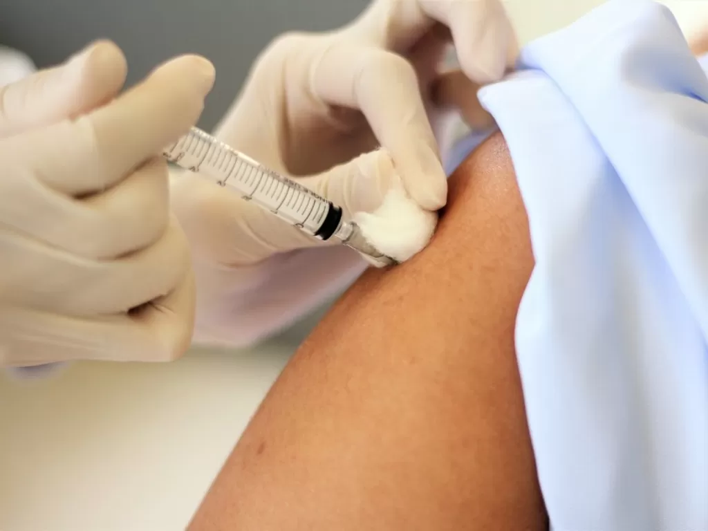 Ilustrasi pemberian vaksinasi bagi orang dewasa (pharmaceutical-technology.com)