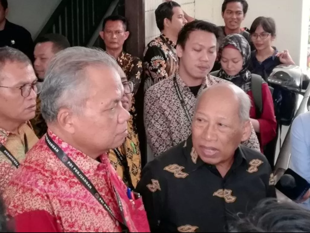 Ketua Tim Kuasa Hukum DPP PDIP I Wayan Sudirta (kanan), didampingi Teguh Samudera yang juga tim kuasa hukum, di Kantor Dewan Pers, Jakarta, Jumat (17/1/2020) (ANTARA/Zuhdiar Laeis)