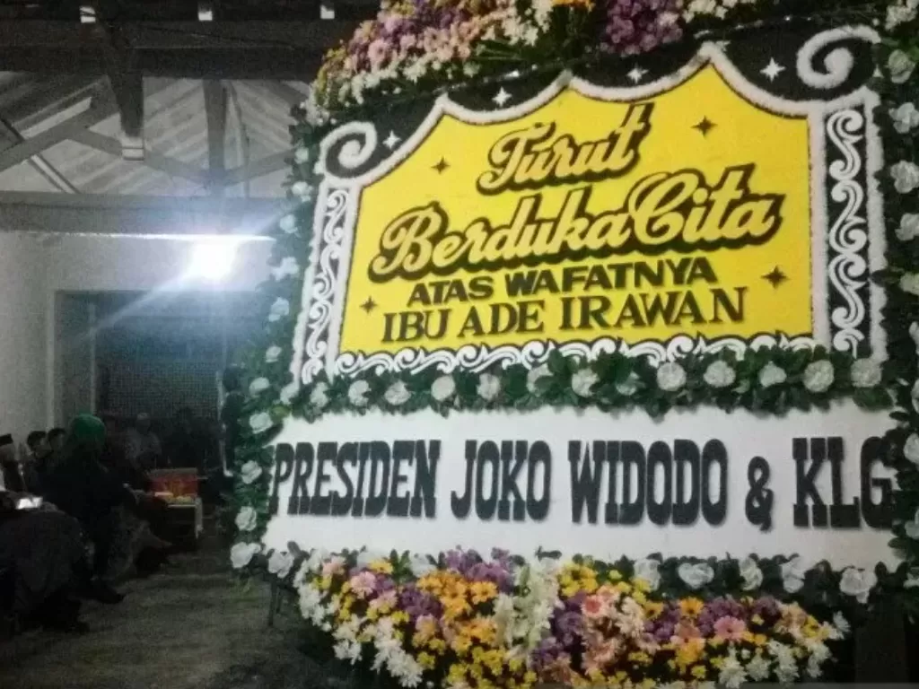 Karangan bunga dari Presiden Jokowi di rumah duka Ade Irawan di Jakarta, Jumat (17/1/2020). (photo/ANTARA/Yogi Rachman)