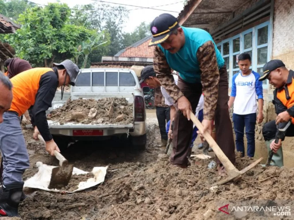 Wakil Bupati Lebak Ade Sumardi melaksanakan kerja bakti bersama puluhan kader pramuka lainnya di Desa Macak, Kecamatan Curug Bitung, Lebak. (ANTARA/Lukman Hakim)