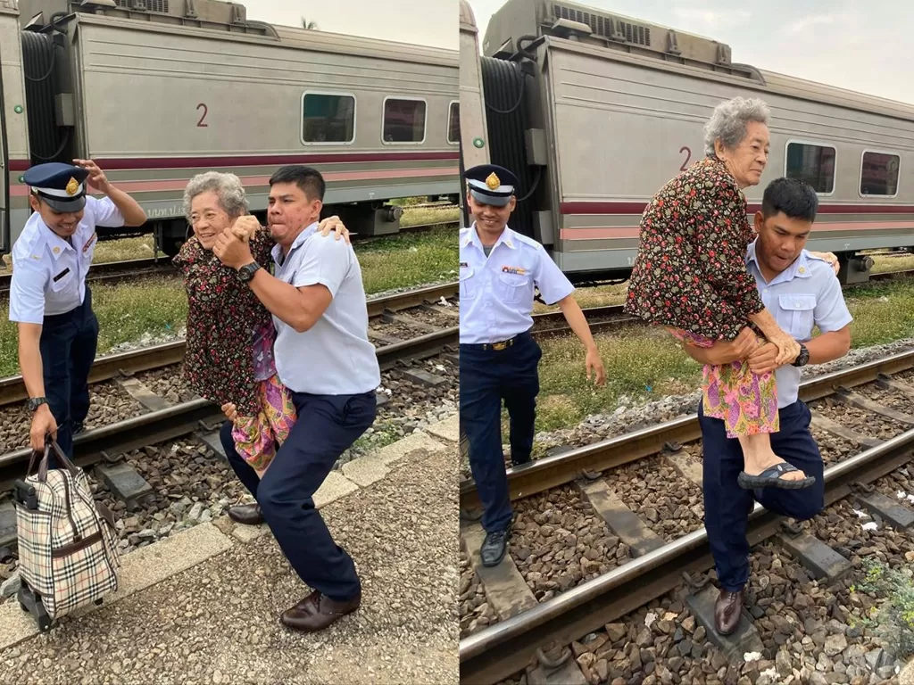 Sang kondektur yang membantu wanita tua untuk turun dari kereta api. (photo/Facebook/Pimchanok Praisuwan)