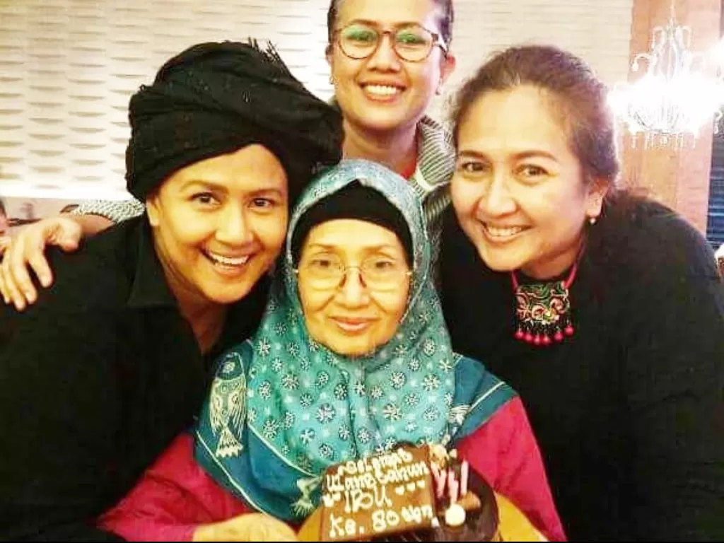 Mendiang Ade Irawan saat rayakan ulang tahun bersama anak (instagram/@adekirawan504)