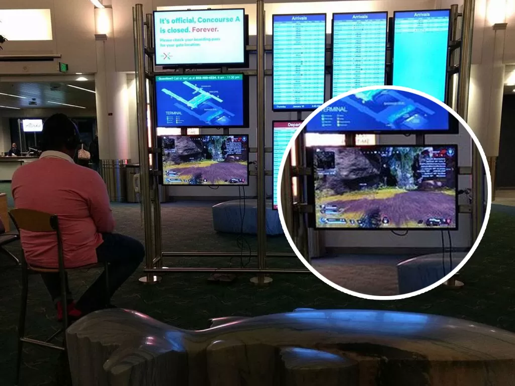 Traveler bermain Apex Legends di Bandara (photo/OregonLive/Stefan Dietz)