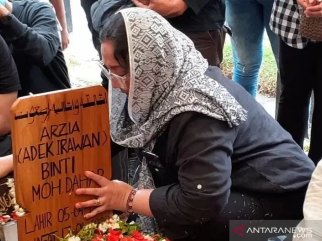 Aktris senior Dewi Irawan saat pemakaman sang ibu, Ade Irawan di TPU Tanah Kusir (ANTARA/Maria Cicilia Galuh)