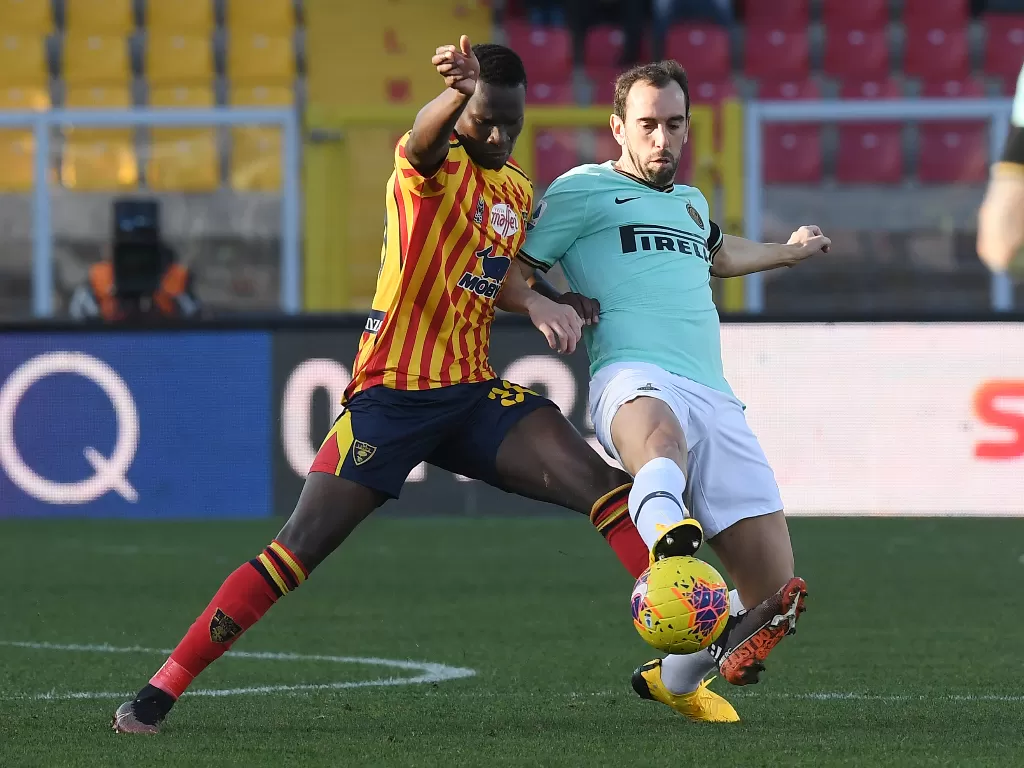 Pemain Inter dan Lecce berduel memperebutkan bola. (REUTERS/Alberto Lingria)