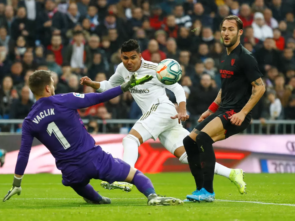 Casemiro mencetak gol ke gawang Sevilla. (REUTERS/Juan Medina)