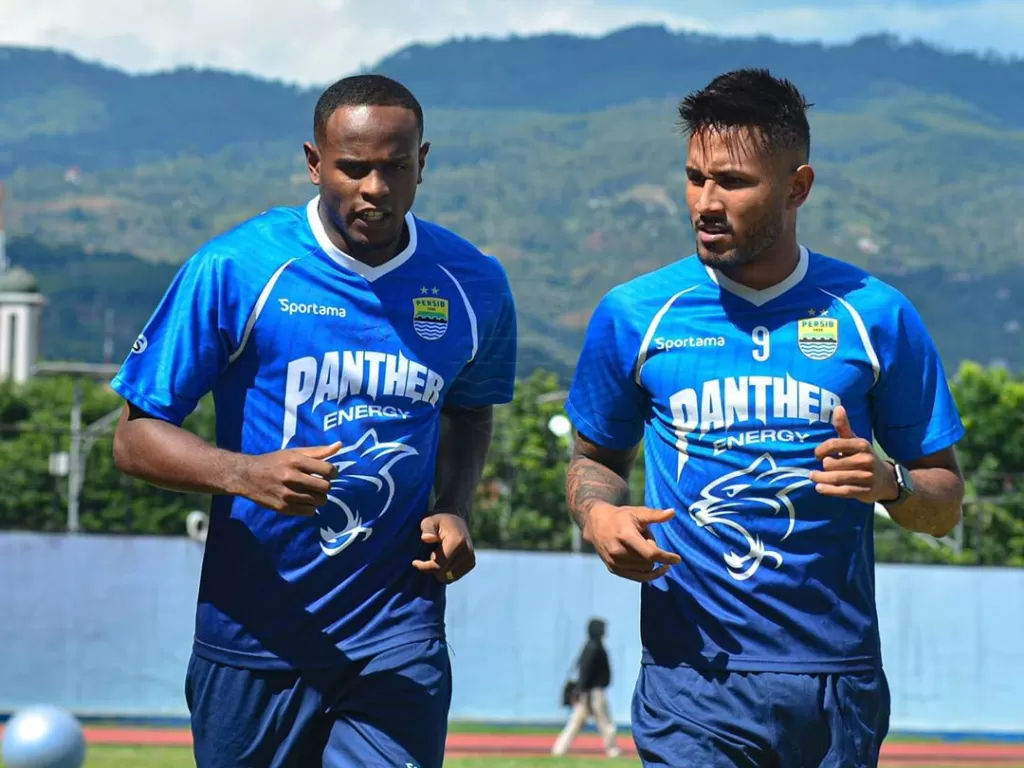 Dua pemain asing baru Persib Bandung, Joel Vinicius dan Wander Luiz, dapat sorotan dari sang pelatih. (Instagram/@persib_official)